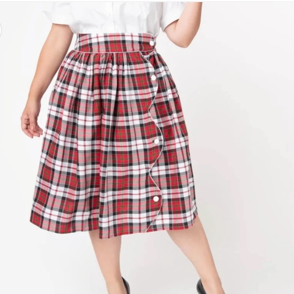 Unique Vintage Plus size Red and Black Plaid Scalloped Button Swing Skirt. 1X/16